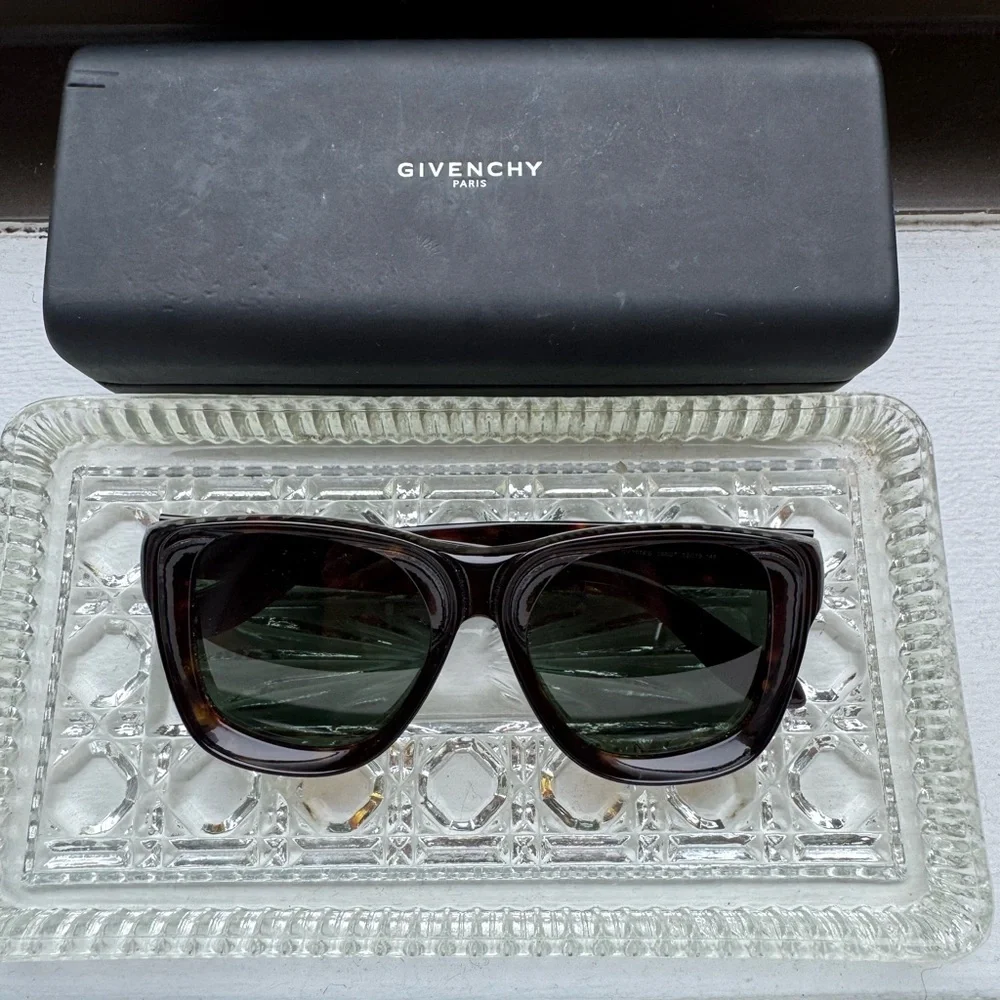 Givenchy sunglasses - Picture 2 of 6